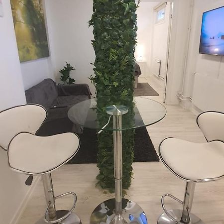Beautiful Basement Apartment, Very Private And Close To The Metro Стокгольм Экстерьер фото