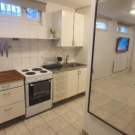 Beautiful Basement Apartment, Very Private And Close To The Metro Стокгольм Экстерьер фото