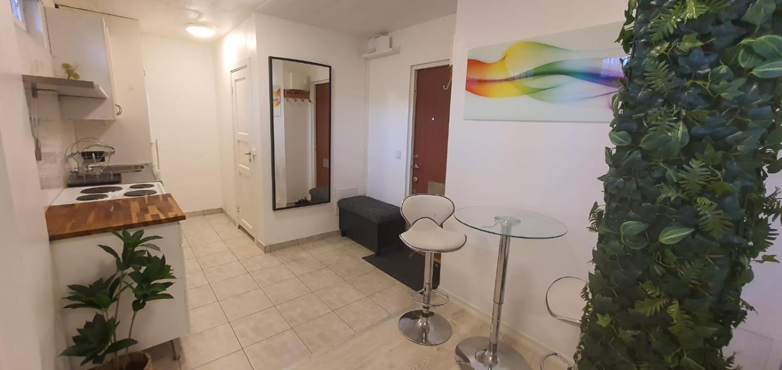 Beautiful Basement Apartment, Very Private And Close To The Metro Стокгольм Экстерьер фото
