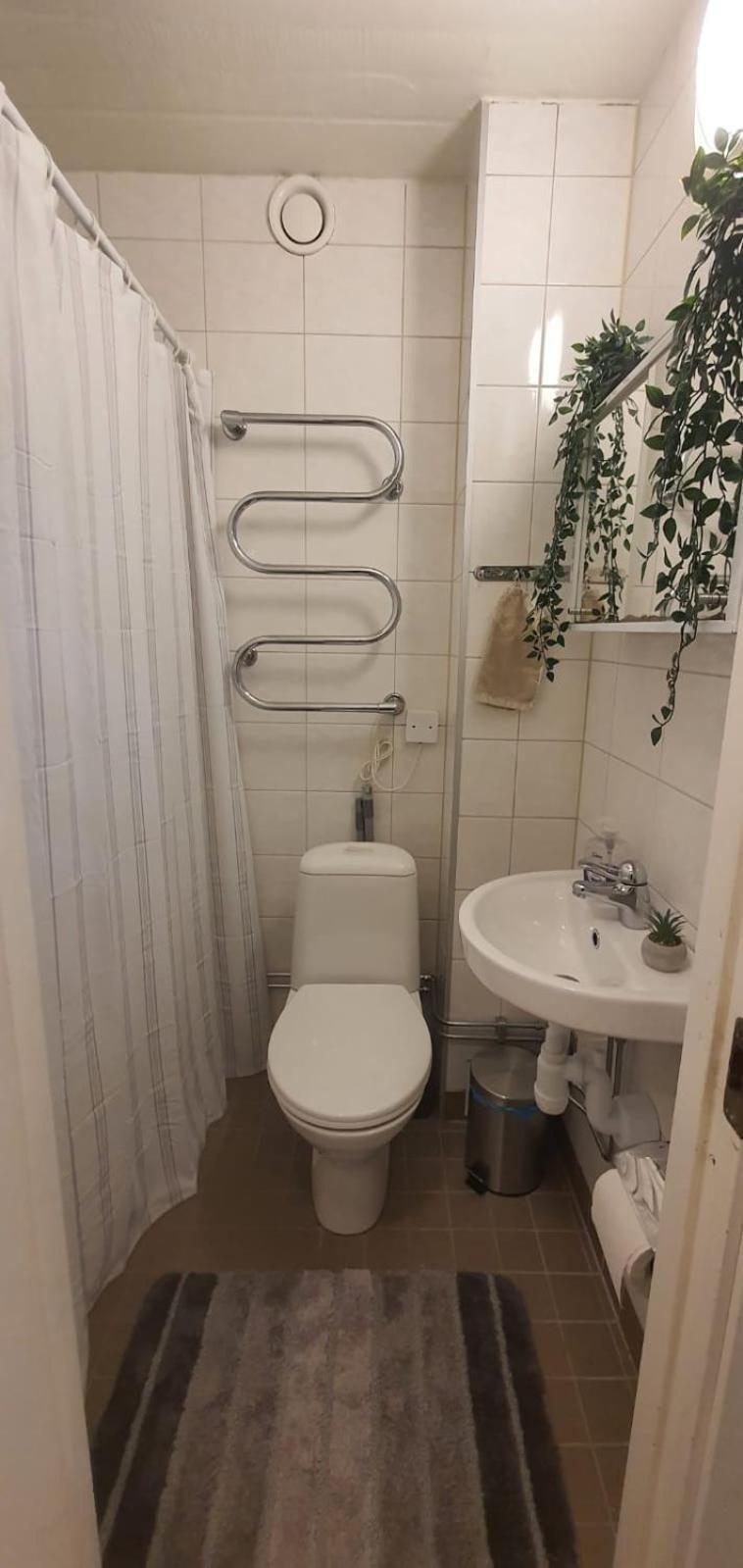 Beautiful Basement Apartment, Very Private And Close To The Metro Стокгольм Экстерьер фото