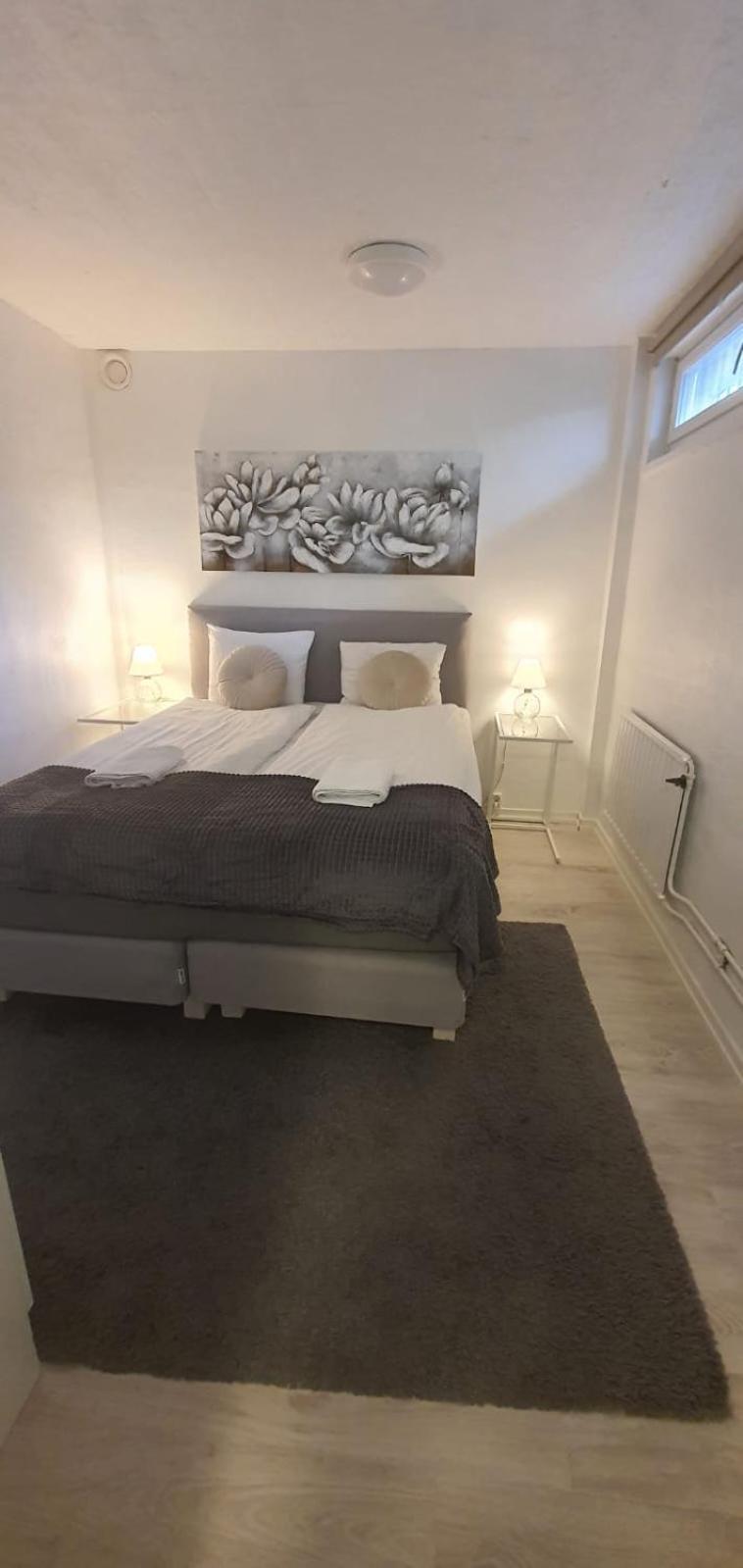 Beautiful Basement Apartment, Very Private And Close To The Metro Стокгольм Экстерьер фото