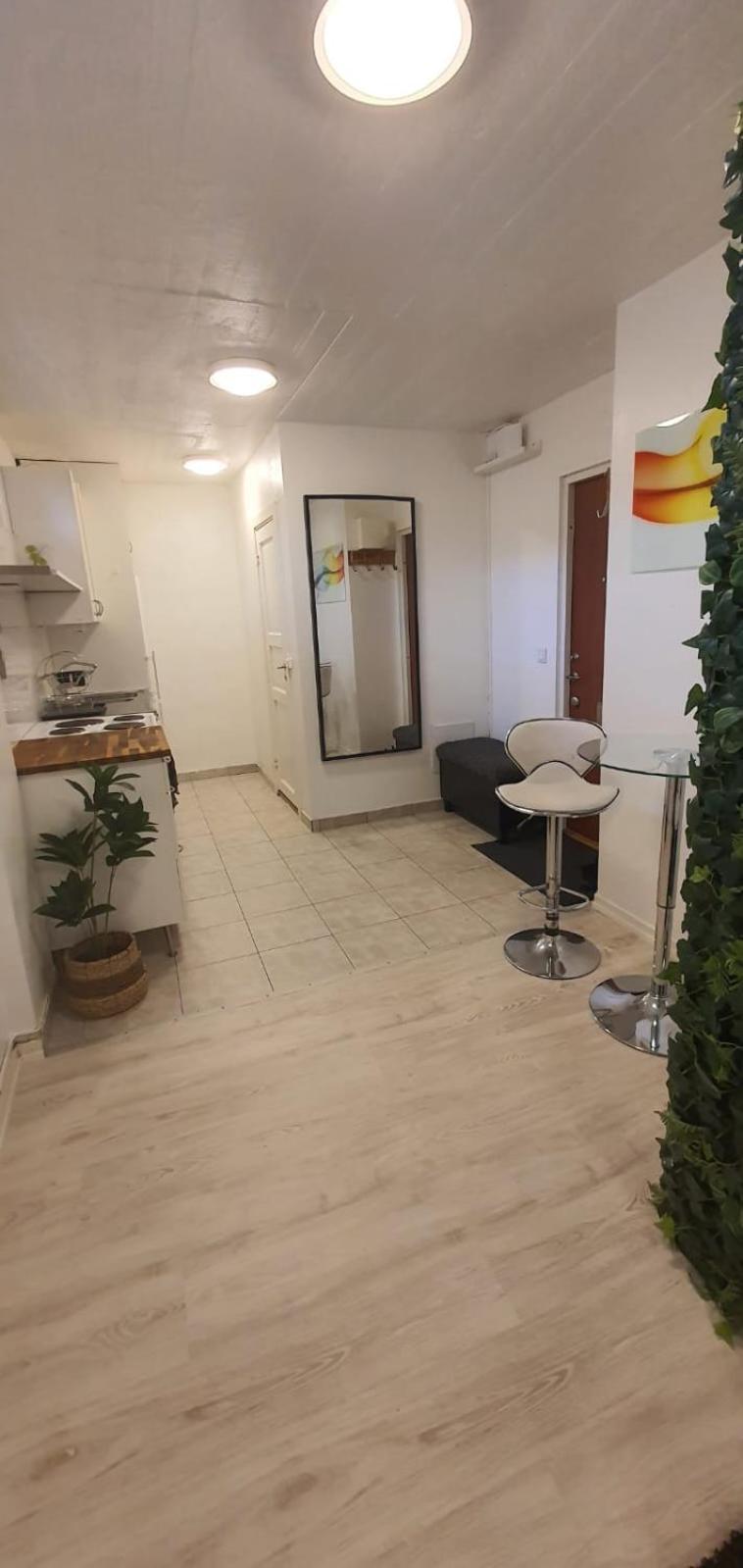 Beautiful Basement Apartment, Very Private And Close To The Metro Стокгольм Экстерьер фото