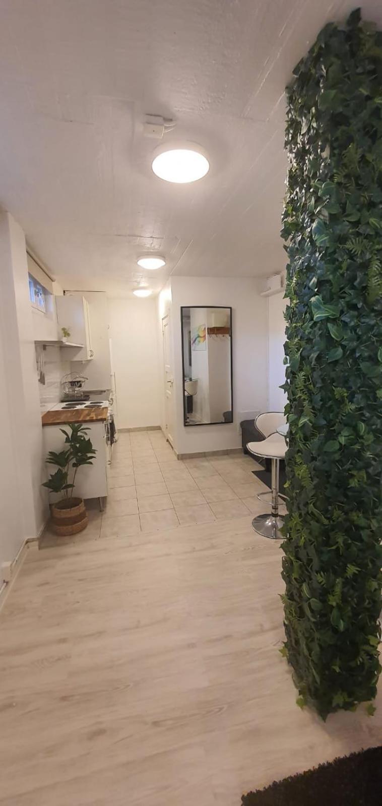 Beautiful Basement Apartment, Very Private And Close To The Metro Стокгольм Экстерьер фото