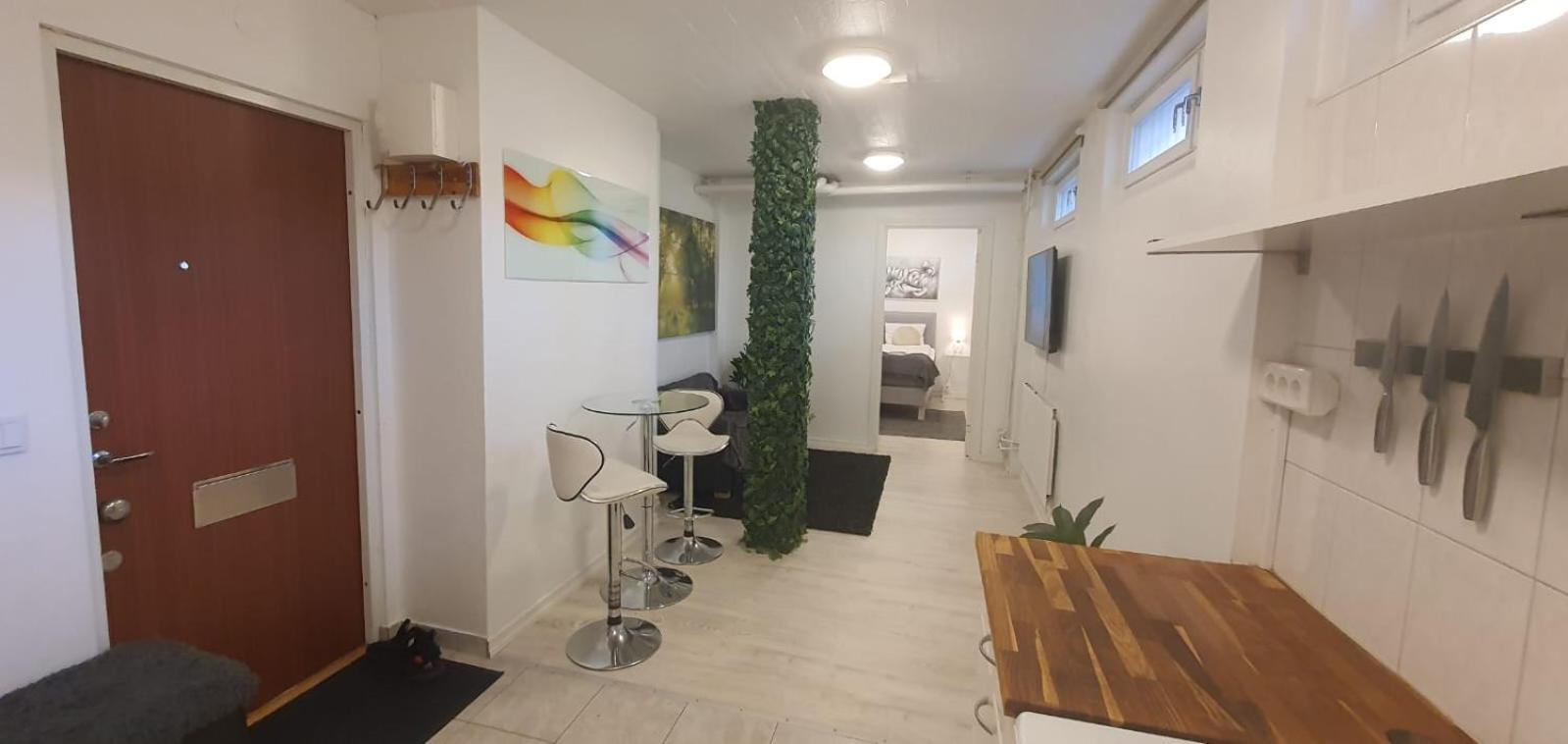 Beautiful Basement Apartment, Very Private And Close To The Metro Стокгольм Экстерьер фото