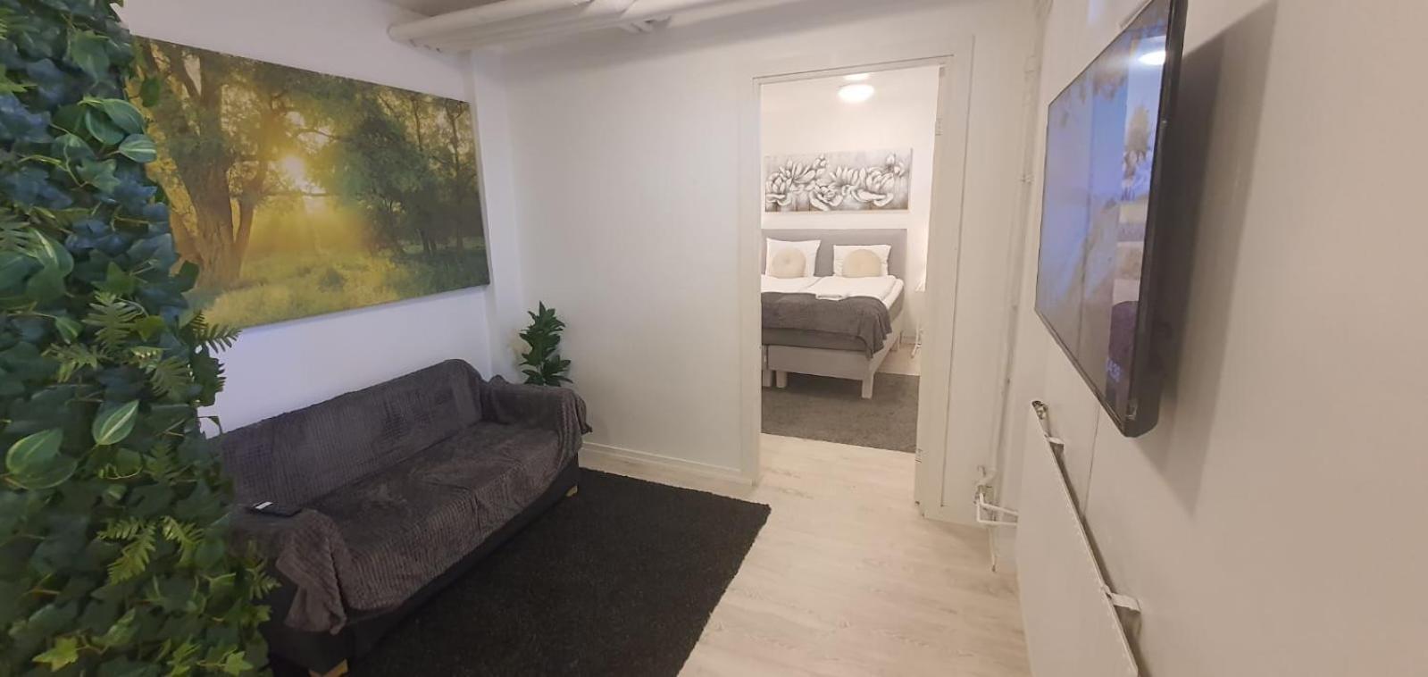 Beautiful Basement Apartment, Very Private And Close To The Metro Стокгольм Экстерьер фото