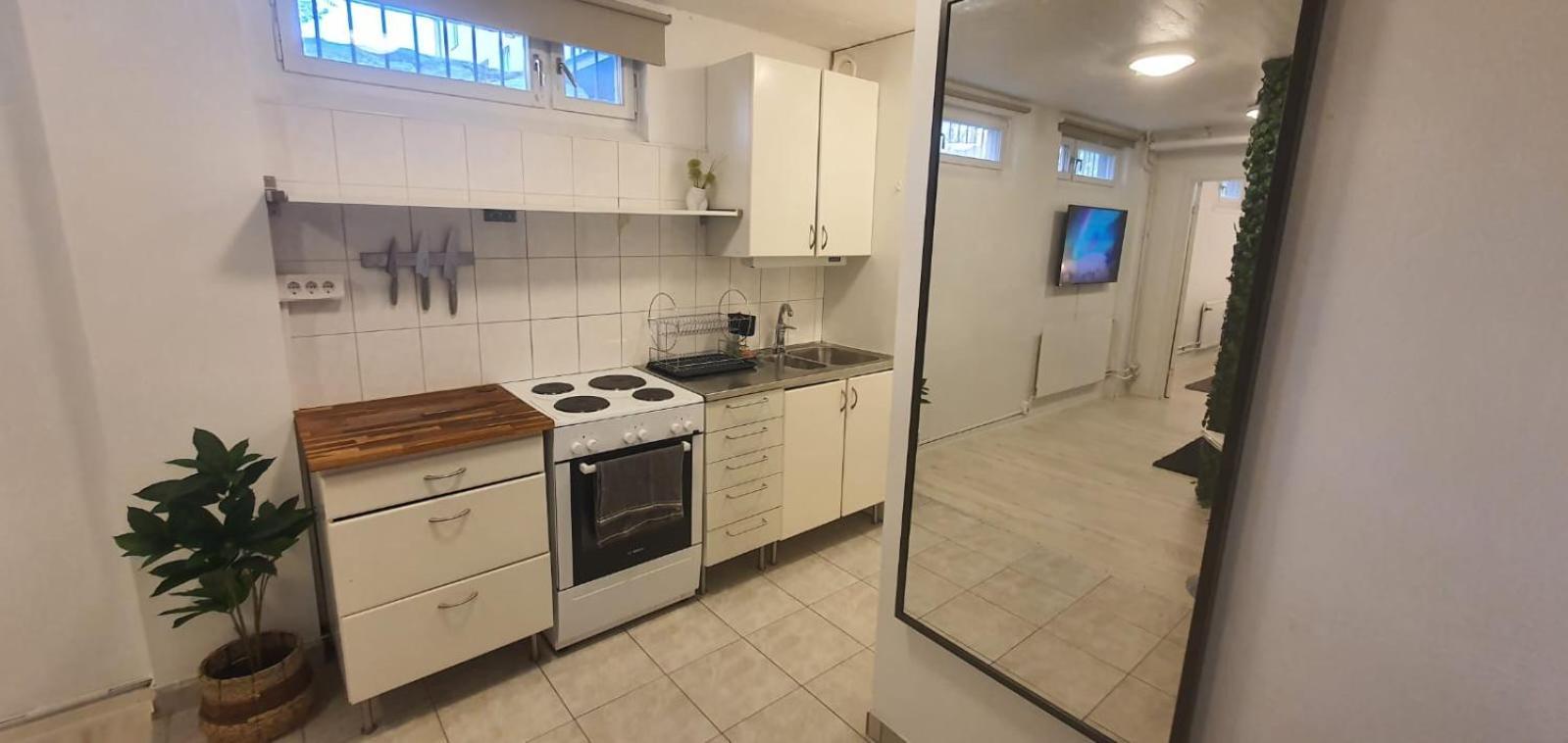 Beautiful Basement Apartment, Very Private And Close To The Metro Стокгольм Экстерьер фото