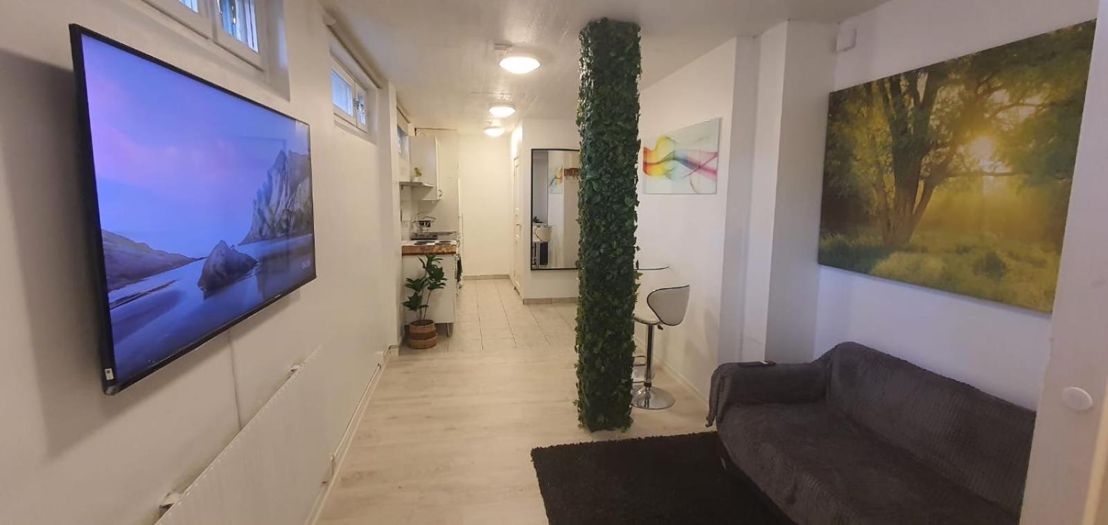 Beautiful Basement Apartment, Very Private And Close To The Metro Стокгольм Экстерьер фото