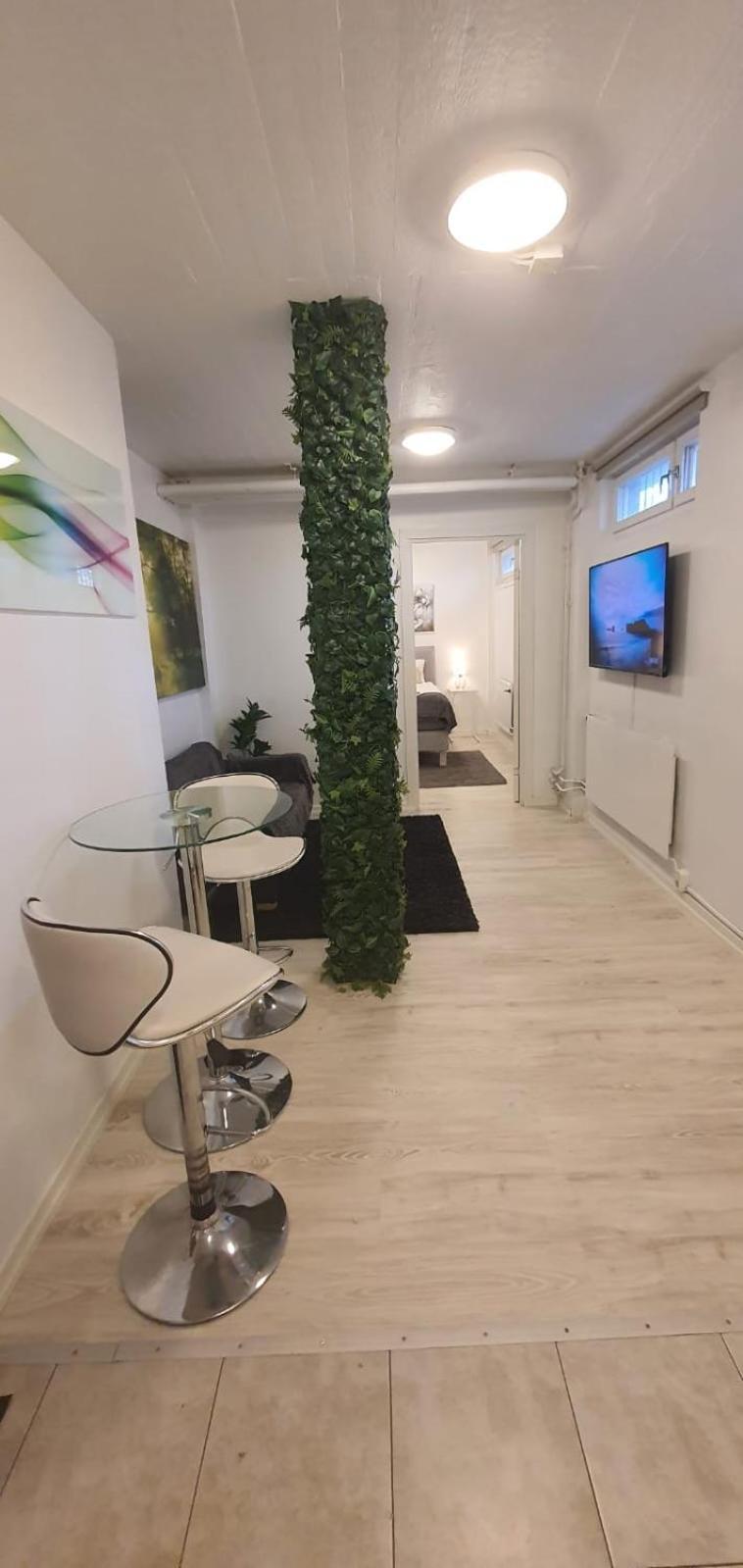 Beautiful Basement Apartment, Very Private And Close To The Metro Стокгольм Экстерьер фото